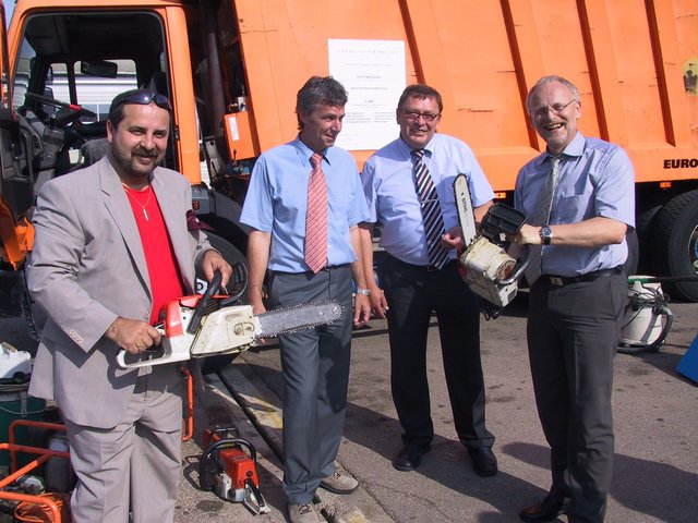 Ungefährlicher als es aussieht: Landrat Karl Röckinger (rechts) bei der Übergabe eines Müllfahrzeugs und technischen Geräts an den damaligen Stadtpräsidenten Osyra (links). | Foto: enz