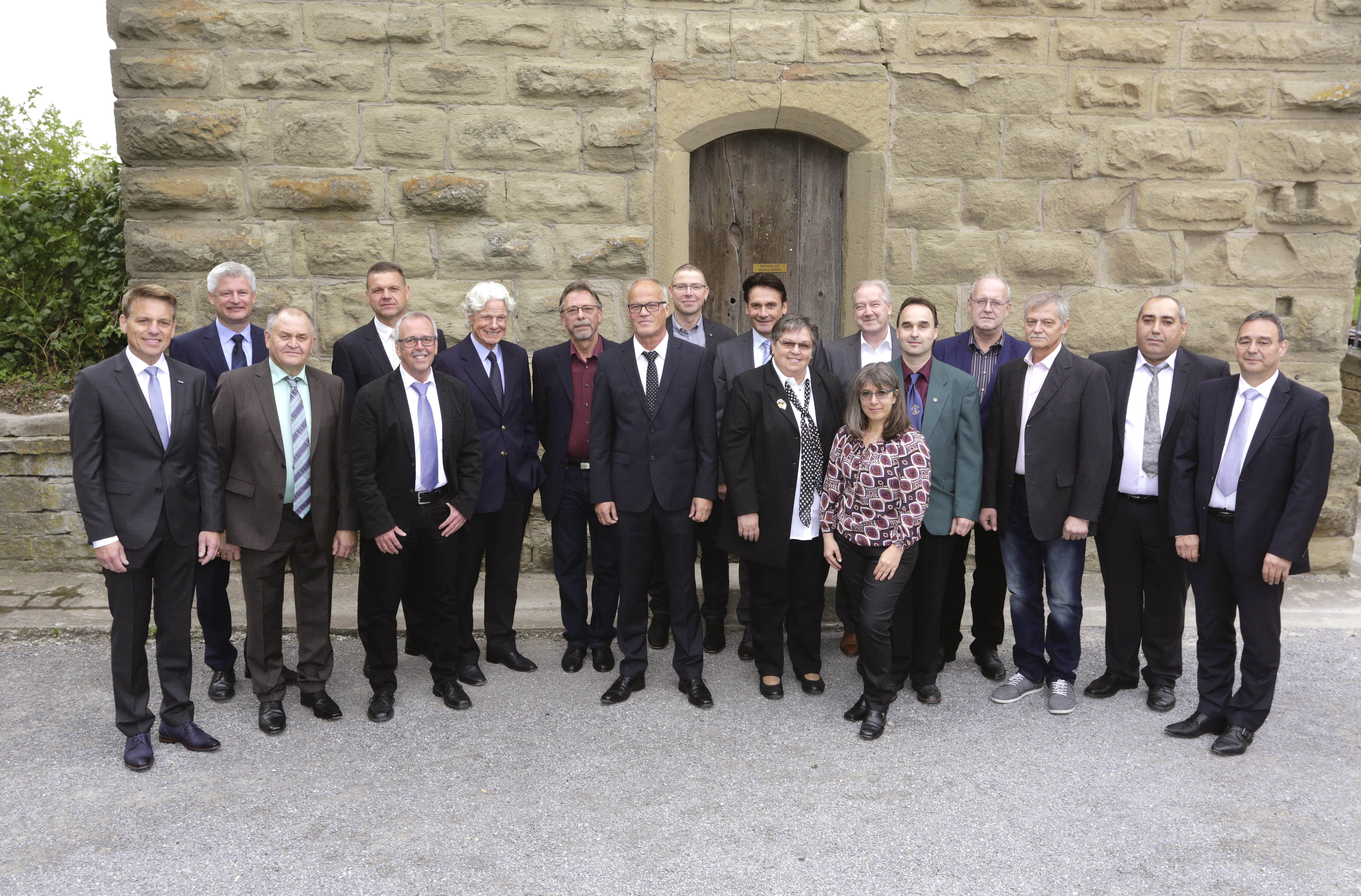 Besondere Ehrung für besondere Mitarbeiter: Blanco Professional feiert und ehrt seine Jubilare auf Burg Ravensburg in Sulzfeld.