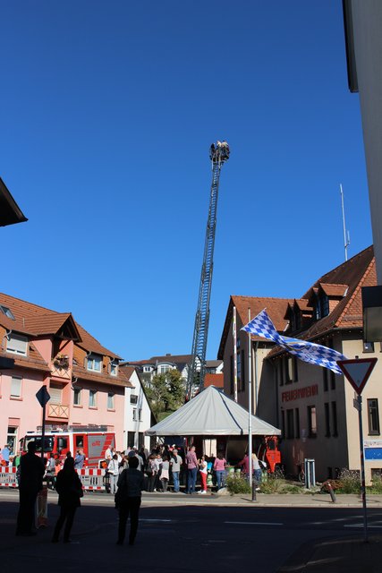 Mit der Drehleiter konnten die Besucher hoch hinaus über Jöhlingen.