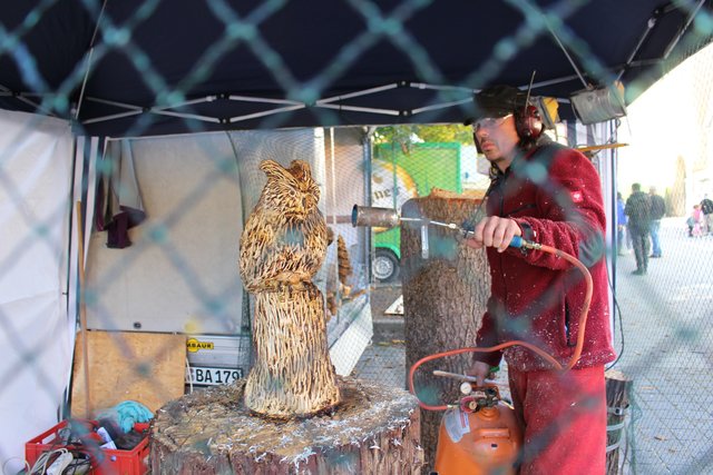 Erst mit der Motorsäge aus einem Baumstamm geschnitten, dann mit dem Flammenwerfer gefärbt wurde dieser Uhu.