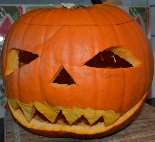 Die Zähne leuchten im Dunkeln noch besser, wenn man die Außenhaut entfernt.