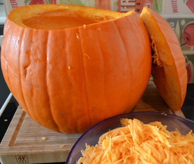 Der Rand sollte mindestens noch zwei Centimeter dick sein. Ich habe mit den Schaben aufgehört, als ich genug Fruchtfleisch hatte.