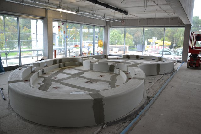 Das neue Kinderbecken ist in seinen Ausmaßen schon zu erahnen.