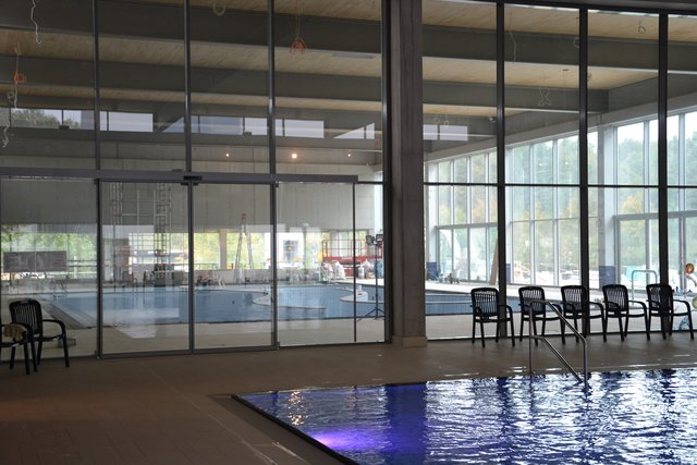 Blick vom "alten" Bad auf das neue Becken hinter der Glasfront.