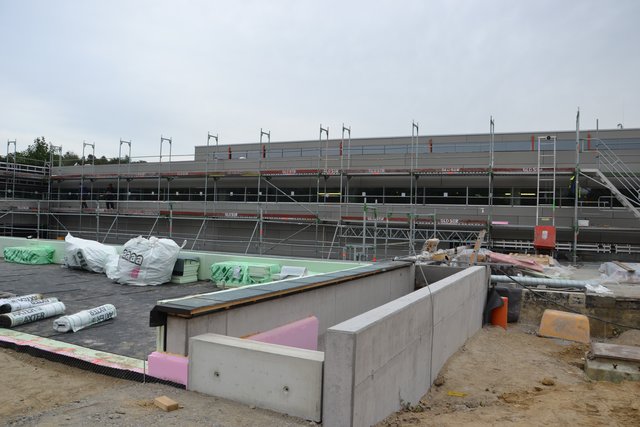 Auch im Außenbereich des Hallenbades gibt es noch einiges zu tun.