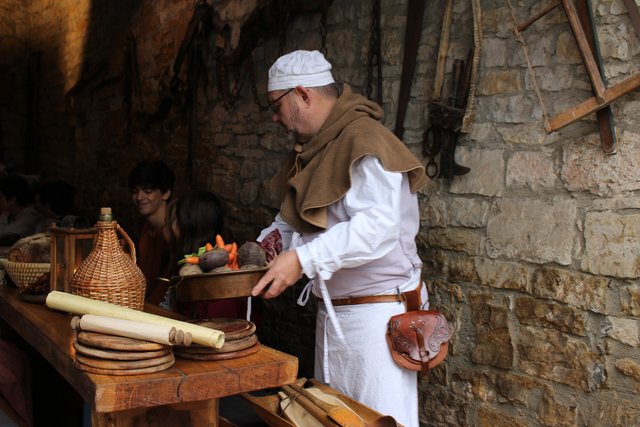 Leo Vogt, Autor von "Das Luther-Melanchthon-Kochbuch" in der Rolle des Kochs im Hause Luthers