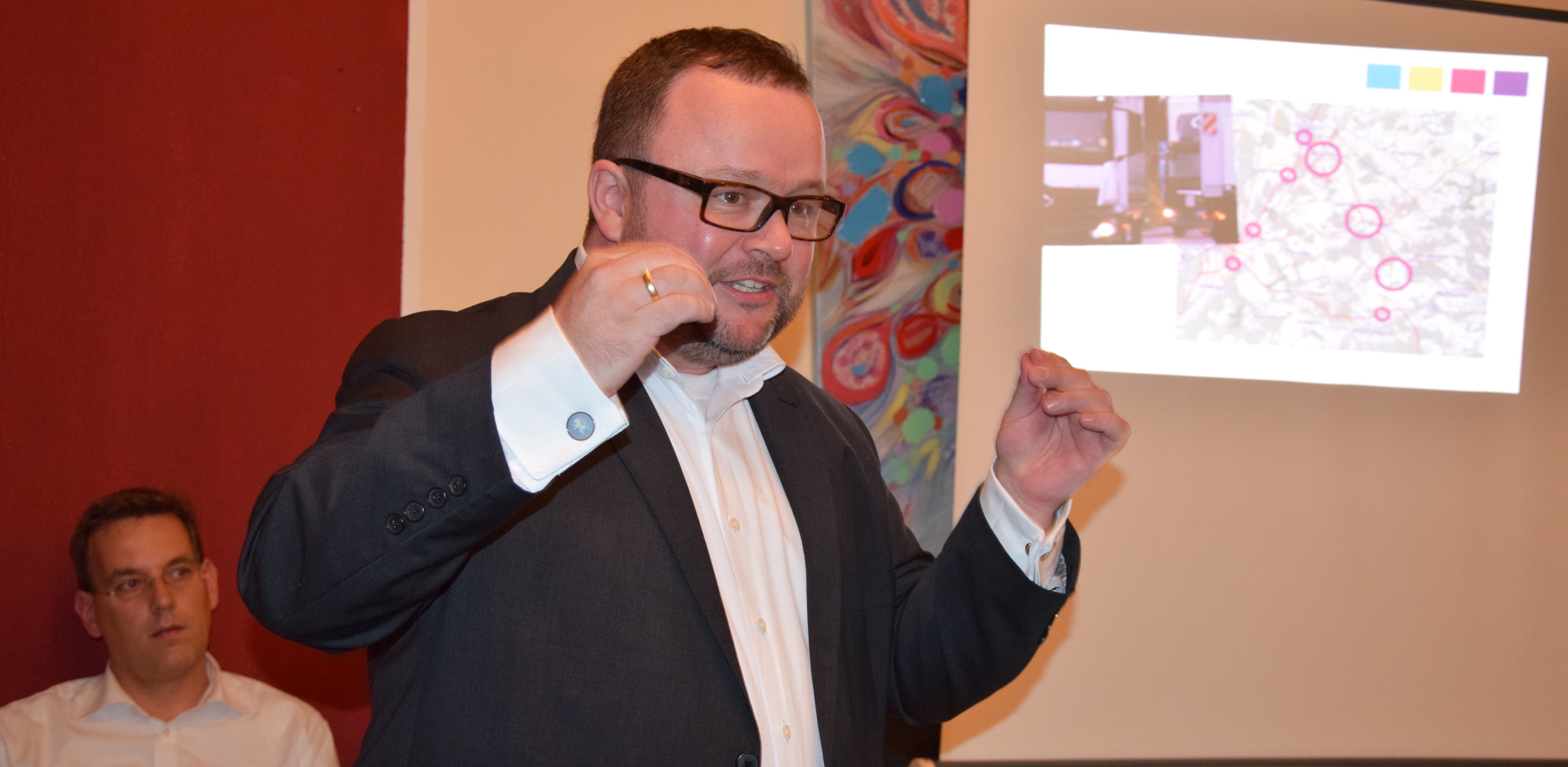 FDP-Verkehrsexperte und Bundestagskandidat Dr. Christian Jung Ende September 2016 bei einer Veranstaltung der Freien Demokraten in Neulingen-Bauschlott. Im Hintergrund ist FDP-Landtagsabgeordneter Prof. Dr. Erik Schweickert zu sehen. (Foto: SO)