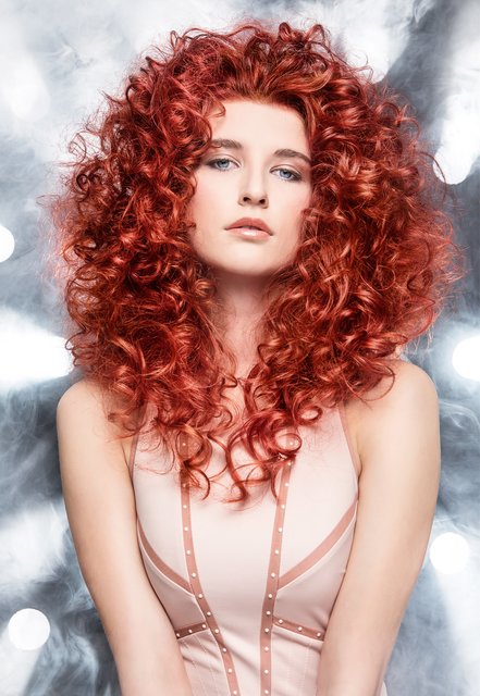 Verlockende Lockenpracht in verschiedenen Rot- und Kupfertönen. | Foto: Copyright: Zentralverband des Deutschen Friseurhandwerks