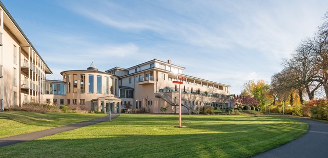 Das Haus Rheinsberg in Brandenburg ist nach eigenen Angaben Deutschlands größtes barrierefreies Hotel und bietet in 107 Zimmern bedarfsgerechten Komfort im Vier-Sterne-Ambiente.Dazu zählt auch ein vollständig barrierefreier Tagungsbereich. | Foto: djd/www.hausrheinsberg.de