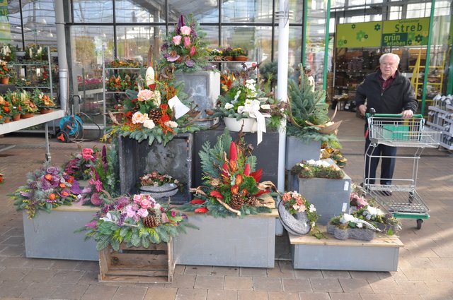 Gedenken an die Lieben: Grabschmuck gibt es im Gartencenter für jeden Geschmack und Geldbeutel. Foto: ch
