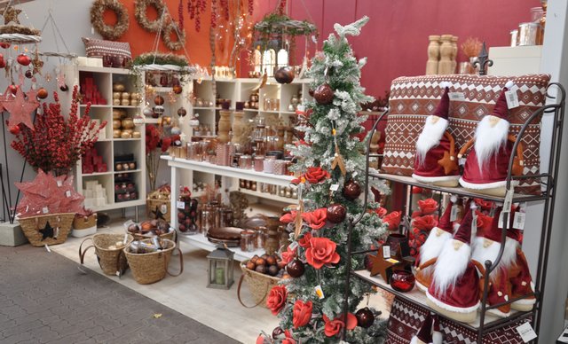 Trendige Weihnachten: Rostrot-, Bordeaux- und Beerentöne sind die neuen Tonangeber für die kommenden Festtage. Foto: ch