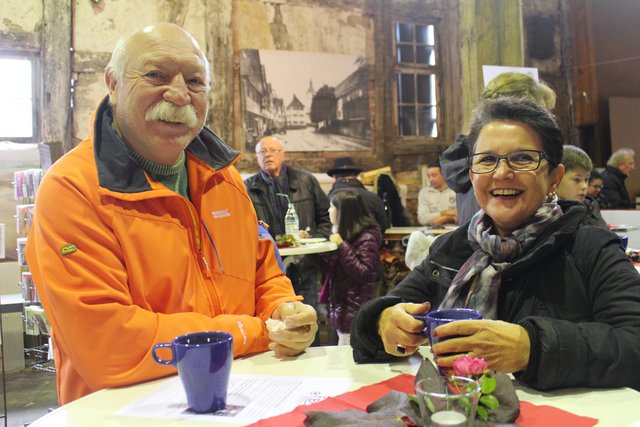 Claudia und Wolfgang Eberle aus Walzbachtal-Wössingen:„Die Ausstellungen hier sind immer sehr interessant. Wir haben schon selber in Walzbachtal eine Ausstellung organisiert und deshalb ist man immer sehr interessiert daran zu sehen, welche Aussteller es hier gibt. Vielleicht ist ja jemand da, den man das nächste Mal einladen könnte. Wir sind einfach da, um zu sehen, was es hier Neues auf dem Markt gibt.“