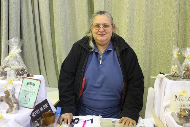 Ute Hellmann aus Bretten:„Ich bin schon seit Jahren hier in der Kelter tätig. Als Ausstellerin ist die historische Kelter eine Herausforderung für mich, denn man muss sich an die alten Räumlichkeiten gewöhnen und auch ein Stück anpassen. Außerdem ist es hier zumindest wärmer als draußen. Das bietet sich an, wenn man lange hinter dem Verkaufstresen stehen muss.“