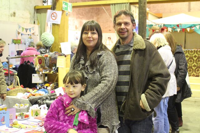 Melanie, Marcus und Lena Funkert aus Walzbachtal-Jöhlingen:„Die Handwerkskunst und die Atmosphäre hier machen den Markt zu etwas ganz Besonderem. Ich bin sowohl aus privatem als auch beruflichem Interesse hier, da ich auch kreativ tätig bin. Ich bin hier gerne unterwegs, weil ich mich hier inspirieren lassen kann.“