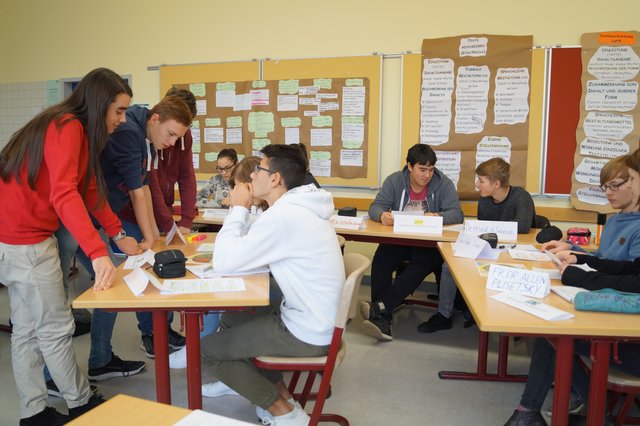 Die Schülerinnen und Schüler bereiten sich auf die bevorstehende Diskussion vor