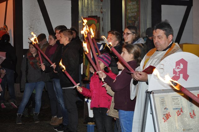 Pfarrer Harald Matthias Maiba und seine Fackelkinder hatten hinder der Bühne Aufstellung genommen.