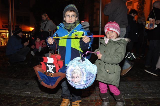 Piratenschiff- und Märchen-Laterne: Mehmet Sanverdi und seine Schwester Esma hatten gemeinsam Spaß.