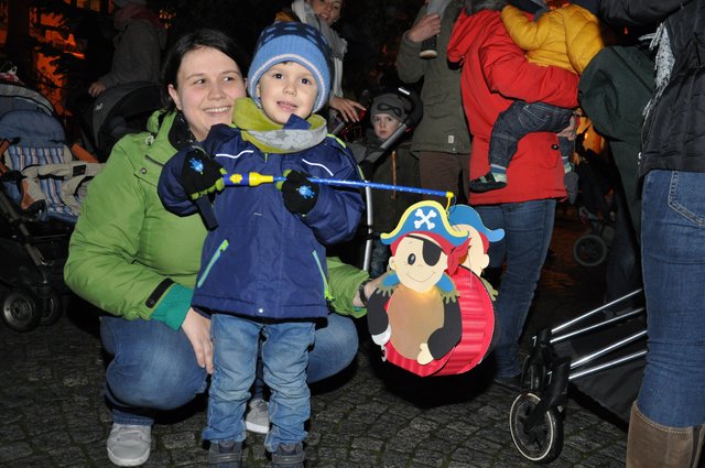 Leuchtender Pirat: Luca Manfredi aus Rinklingen präsentiert mit Mutter Ramona stolz seine Seeräuberlaterne.