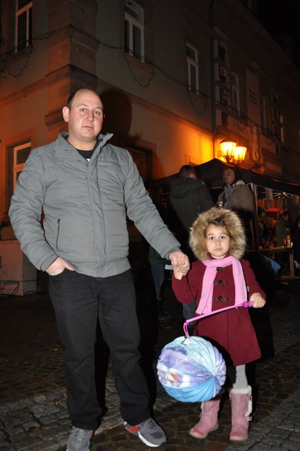 Auch Väter begleiteten ihre Kinder auf den Laternenumzug.