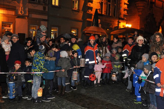 Die Brettener Jugendfeuerwehr hielt den unmittelbaren Umkreis der Bühne mit Absperrbändern frei.