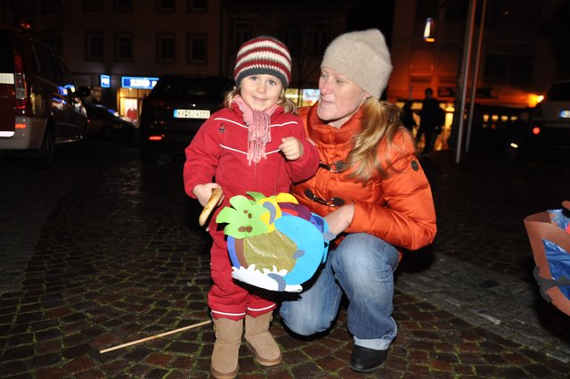 Springender Delfin: Nelly-Marie Großmann präsentiert ihre Laterne mit Mutter Julia.