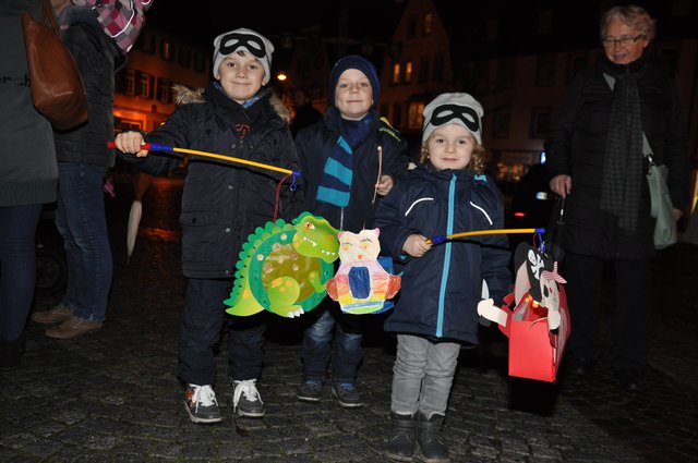 Dino, Bär und Co: Die Geschwister Liam (links) und Tyler Lukacin (rechts) mit Freund Tin Sever (Mitte) gingen gemeinsam mit ihren Laternen.