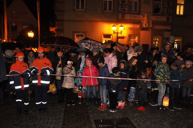 Gegen Regentropfen wurden Schirme ausgepackt.