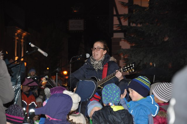 Annalena Nowak begleitete die Laternenlieder auf der Gitarre.