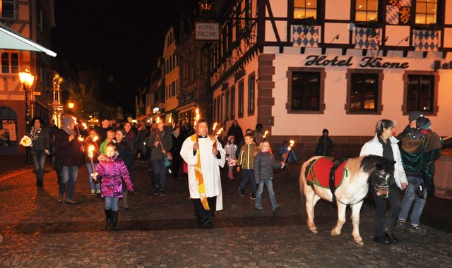 Gegen 18 Uhr traf der Laternenumzug auf dem Brettener Marktplatz ein.