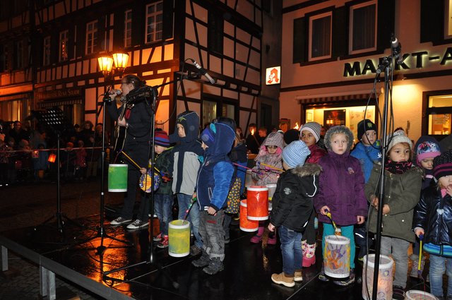 Die Kinder des Kindergartens Drachenburg wurden auf die Bühne gebeten.