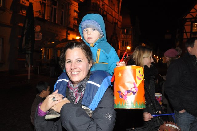 Herbstlaterne: Natascha Brock aus Bretten hat ihrem Sohn Mark eine besonders gute Aussicht verschafft.