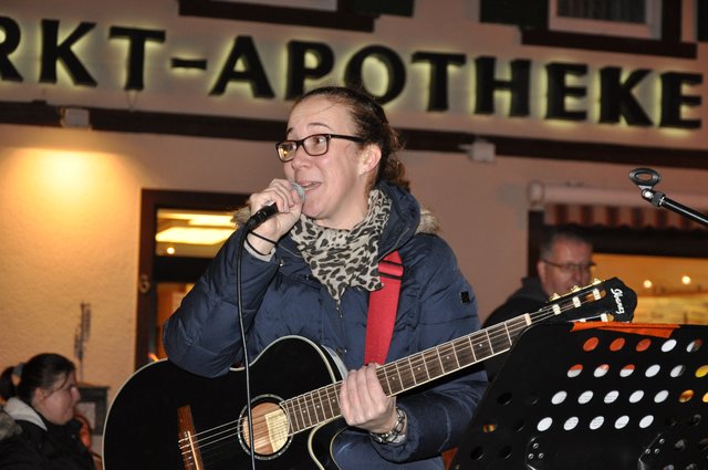 Annalena Nowak begrüßte Kinder, Eltern und Großeltern auf dem Marktplatz.