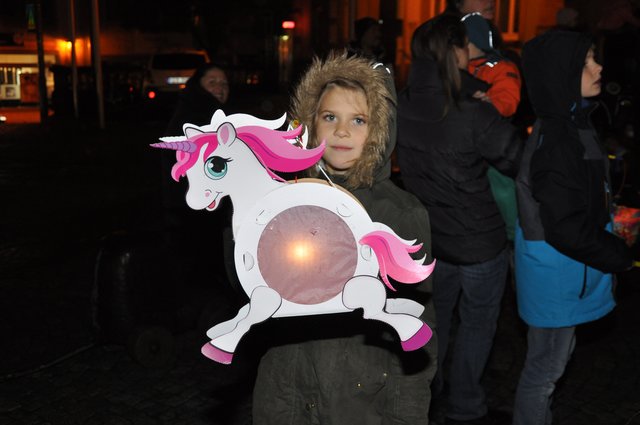 Rosa Fabelwesen: Laura Schneider aus Bretten mit ihrer Einhorn-Laterne.