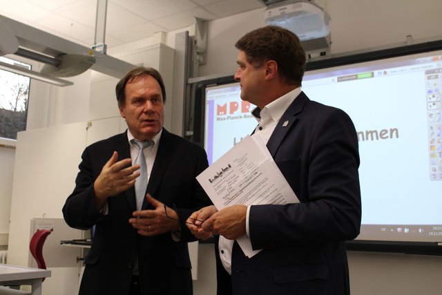 Martin Knecht, Schulleiter der Max-Planck-Realschule Bretten, im Gespräch mit Oberbürgermeister Martin Wolff.