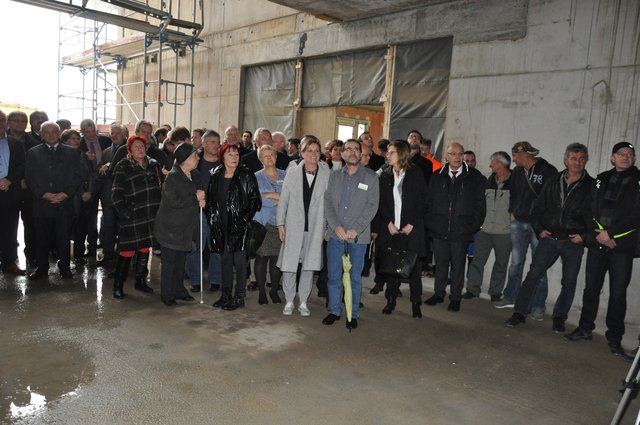 Zum Richtfest waren zahlreiche Gäste gekommen, darunter Vertreter aus der Politik, der beteiligten Firmen, der Klinikmitarbeiter und auch Nachbarn. Foto: ch
