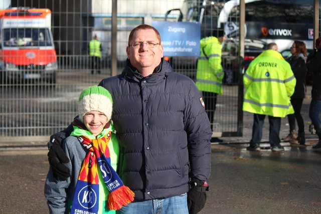 "Wir geben den Glauben an den KSC nicht auf - nie." betonte dieser Vater mit seinem Sohn.