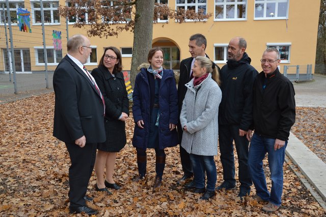 Freuten sich über die neu gestalteten Außenanlagen der Enzbergschule (von links): Alfred Gscheidle, Leiter Hohberghaus Bretten, Sabrina Könne, Leiterin der Enzbergschule, Bürgermeisterin Monika Müller, Frank Stephan, Dezernent Finanzen und Service Enzkreis, Miriam Mayer, Amtsleiterin Amt für Technische Dienste Enzkreis, Joachim Schmidt, Amt für Technische Dienste Enzkreis, und der Hausmeister der Enzbergschule , Rudi Bawel. | Foto: ib