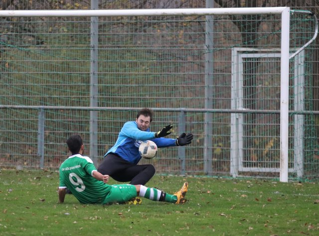 Torchance vereitelt. Keeper Jordan bleibt Sieger im 1 gegen 1.