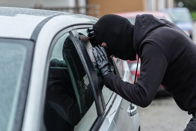 Beim Taschendiebstahl aus dem Auto geht der Geschädigte immer leer aus. Versicherungen übernehmen aber bei Teil- oder Vollkasko Schäden am Auto, die bei Einbruch und Diebstahl verursacht werden. Foto: Daisy Daisy/Fotolia/Itzehoer