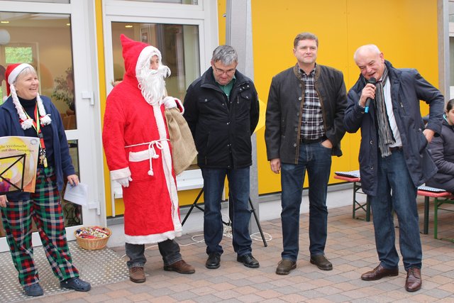 (von links) Heidi Leins, der Nikolaus, Ortsvorsteher Martin Kern, Oberbürgermeister Martin Wolff und Landtagsabgeordneter Joachim Kößler. | Foto: ger