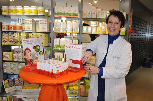 Ein Licht geht auf – auch im neuen Schriftzug über dem Eingang zur Hirsch-Apotheke. Drinnen hält Inhaberin Ariane Maaß jetzt eine große Auswahl an Erkältungsmitteln bereit, von pflanzlichen über homöopathische bis zu chemischen, und dazu für jede Altersgruppe das Passende. Auch Pflegemittel sind in der unwirtlicheren Jahreszeit mehr gefragt, zum Beispiel die Weleda Coldcream zum Schutz gegen Kälte. Wer etwas vorbeugend tun möchte, dem empfiehlt Ariane Maaß gerne die aspecton Immun-Trinkampullen. | Foto: ch
