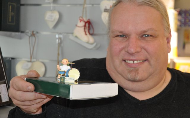 Eine große Auswahl Erzgebirgsfiguren, darunter diesen hübschen Musikengel, finden Liebhaber bei Papier & Co. | HEILDRO in der Weißhofer Straße. „Jedes Jahr erscheint ein neuer Musikengel und diesmal ist es ein Schlagzeuger“, freut sich Inhaber Artur Wengert. Die 5 bis 6 Zentimeter großen Grünhainichener Engel aus dem Hause Wendt und Kühn mit elf Punkten auf den grünen Flügeln sind weltbekannt. Am Lichterfest kommt gegen 21.15 Uhr auch der Nikolaus mit einem Sack voller Kindergeschenke zu Papier & Co. | Foto: ch