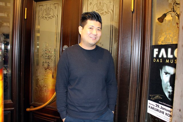 Nicht nur am Lichterfest-Abend kann man im Eulenspiegel – Hotel, Café, Bistro an Bar und Grill genießen, z.B. leckere internationale Steak-Sorten und Gerichte mit asiatischem Einschlag wie das klassische koreanische Feuerfleisch. Zum Frühstück serviert Geschäftsführer In-Sen Choi verschiedene Frühstücksarten, mittwochs und donnerstags von 10 bis 13 Uhr sogar ein Candlelight-Frühstück mit Live-Piano. Es gibt einen täglich wechselnden Mittagstisch, auch für Vegetarier, und nachmittags hausgemachte Kuchen. | Foto: hk