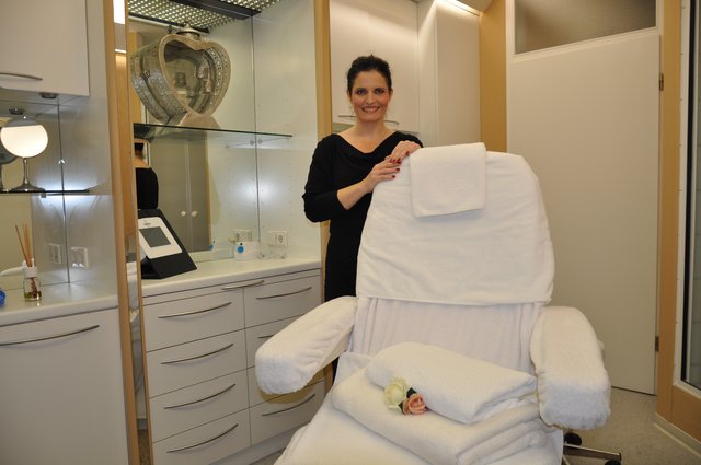 Kosmetikerin Christiane Michl sorgt seit 26 Jahren für wohltuende Pflege von Kopf bis Fuß, von kosmetischer Fußpflege über Maniküre bis zur luxuriösen Gesichtsbehandlung – stets nach Kundenwunsch und Terminabsprache. Bei ihr gibt es alle kosmetischen Produkte, die es auch bei STEPHAN Parfums & Kosmetik gibt, darunter neu „Rivoli“, eine innovative, vegane Kosmetik aus der Schweiz, und Luxuspflegeprodukte wie „La Prairie“ mit Kaviar. Ein Verwöhnprogramm liegt im Geschäft aus, auch Gutschein sind möglich. | Foto: ch