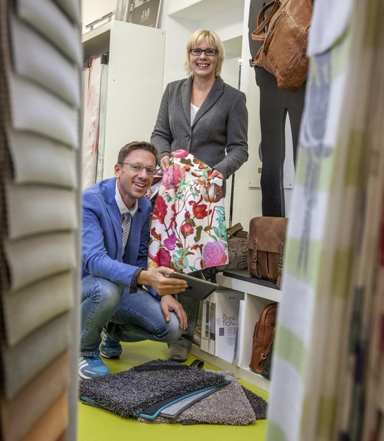 Wieder einmal haben sich Inhaber Achim Hofsäß und seine Schwester Katja Lutz etwas einfallen lassen: Das Motto an diesem  Tag heißt „Gemeinsam helfen“. Für jeden Kaufbeleg übernimmt Blickfang Bretten einen Stern und erfüllt einen Wunsch für Kinder des Hohberghauses. Deshalb heißt es an diesem Tag kräftig einkaufen und dabei die gute Sache unterstützen. „Und für Ihre Unterstützung können Sie an diesem Abend noch einen Trolly gewinnen, natürlich mit etwas Glück und dem richtigen Los“, ergänzt Katja Lutz. | Foto: Blickfang