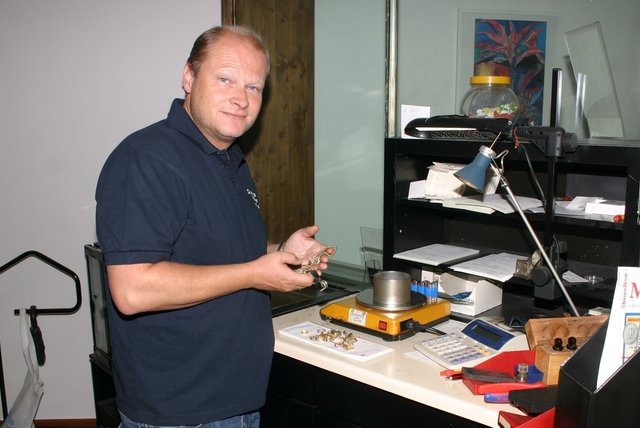 Seit zwölf Jahren in Bretten und schon seit 20 Jahren in Pforzheim ist Roland Maier von Maiers Goldankauf dafür bekannt, dass er sämtliche Edelmetalle, von Gold über Silber bis zu Palladium, zu anständigen Preisen ankauft. Dazu zählt auch Zahngold und abgelegter Schmuck. Auch einkaufen kann man bei Maiers Goldankauf, nämlich Goldbarren und Goldmünzen zur Kapitalanlage. „Das ist alles Bankhandelsware“, so Roland Maier. Zu seinen Kunden zählen auch gewerbliche Händler, Pfandhäuser und Gerichtsvollzieher. | Foto: ch