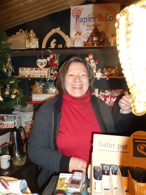 Bereits zum 31. Mal bietet Johanna Hörtling in ihrem Stand auf dem Brettener Weihnachtsmarkt feine nicht-aromatisierte und aromatisierte Weihnachtstees, einschließlich neuer Sorten, an. Neben Kunstgewerbe aus Holz, Metall und Glas sowie weihnachtlichen Kinderbüchern sind auch die kleinen Musikinstrumente, die sich wunderbar als Geschenkpäckchen-Anhänger eignen, sehr beliebt. Besondere Raritäten sind die handbemalten  Glaskugeln und die von Künstlern handgeschnitzten hochwertigen Krippenfiguren. | Foto: ch