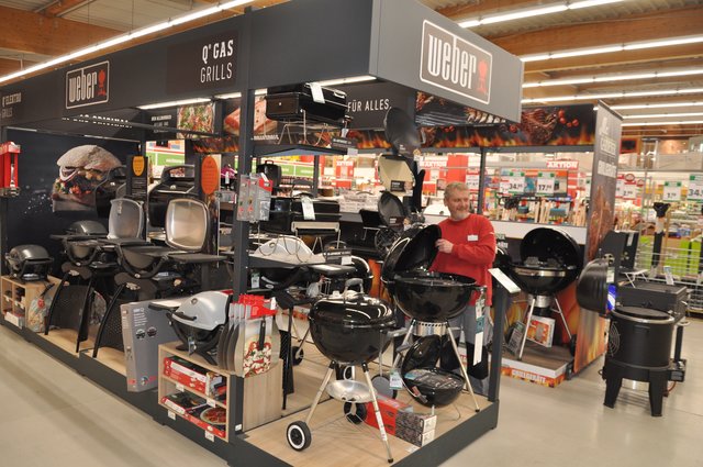 Weil Grillen im Winter immer beliebter wird, liegt der Hagebaumarkt Wertheimer mit seiner großen Weber-Grill-Ausstellung voll im Trend. Zu sehen sind Grills in allen Preislagen, vom einfachen bis zum Luxus-Grill. Im hauseigenen Weihnachtsmarkt finden Besucher frisch geschlagene Nordmanntannen, sowohl preisgünstig als auch 1. Wahl. Daneben gibt es eine große Auswahl an Deko-Material und Weihnachtsbeleuchtung, von Lichterketten über beleuchtete Tierfiguren bis zu künstlichen, beleuchteten Weihnachtsbäumen. | Foto: ch