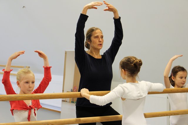 In der Ballettschule Bretten kann man außer Ballett auch Zeitgenössischen Tanz, Modern-Jazz und HipHop in Kursen verschiedener Altersgruppen erlernen. Wer nur ein „bisschen“ tanzen will, kann montags um 18.30 Uhr zum Dance Work Out kommen oder einfach nur Pilates oder Yoga ausprobieren. Außerdem findet samstags um 11.30 Uhr zwei bis drei Mal im Monat eine Ballettstunde für Anfänger statt. Der Kurs ist offen für alle Ballettinteressierten. Termine kann man unter www.ballettschule-bretten.de nachlesen. | Foto: Ballettschule Bretten
