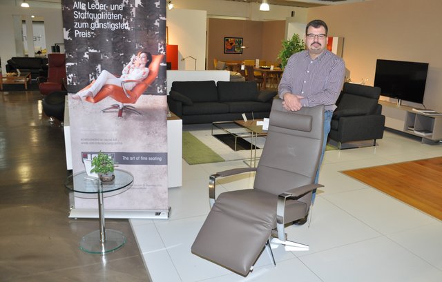 Noch bis zum 31. Dezember 2016 läuft bei Stork – Die Einrichtung die Jori Relax-Aktion. Sie gilt für alle Relax-Sessel der Marke Jori, sei es Mono oder Multi Move, in allen Leder- und Stoffqualitäten jeweils zum günstigsten Preis. „Das heißt, jeder Kunde kann sich im Prinzip das teuerste Leder raussuchen und zahlt den besten Preis“, verdeutlicht Einrichtungsberater Uwe Schwärzl. Die Jori Relax-Sessel gibt es in 16 Ausführungen, entworfen von verschiedenen Designern. | Foto: ch